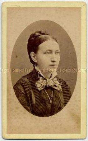 Atelierfoto Brustbild einer Frau mit hochgestecktem Zopf