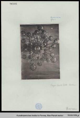 Leuchter mit blüten- und blattförmigem Dekor