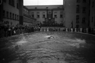 Baneasa: Luftwaffenlazarett, Bassin mit Wettschwimmern