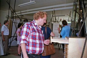 Jahrestagung der Stormarner Archivare in der Konzentrationslager-Gedenkstätte Neuengamme: Hans-Jürgen Perrey öffnet Schublade