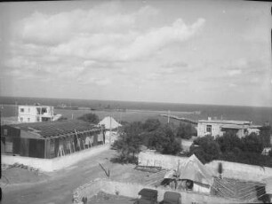 Hafenansicht : Gebäude im neuen Hafen von Iraklio; im Wasser die Mole.