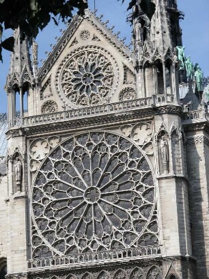Kirche Notre Dame, Seitenflügel mit Rosettenfenster