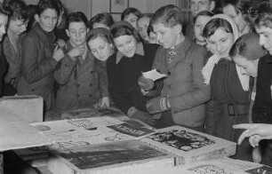 Schülerinnen und Schüler an der Hochschule für Grafik und Buchkunst beim Betrachten von Grafiken