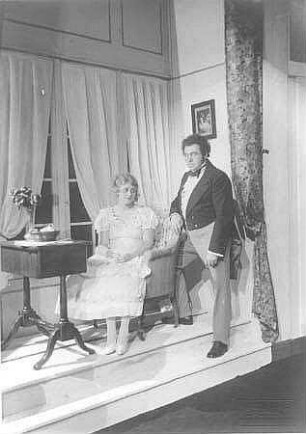 Szenenbild mit Darsteller des Franz Schubert aus dem Singspiel "Das Dreimäderlhaus" von Heinrich Berté nach Franz Schubert . Dresden: Central-Theater, 15.10.1929