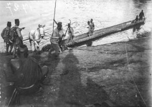 Flussüberquerung : Die Begleiter der Expedition während der Vorbereitung für die Flussüberquerung mit Booten