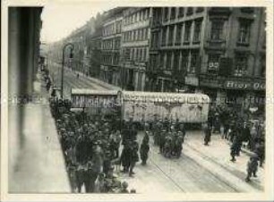 Barrikade aus Möbelwagen während des Berliner Generalstreiks