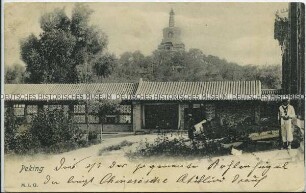 Deutsche Marinesoldaten im Palastgarten von Peking, vor Weißer Pagode