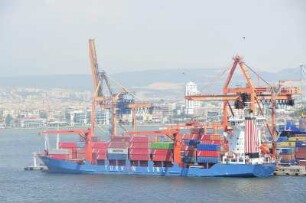 Izmir - Containerhafen : Das Hafengelände, aufgenommen in Izmir am 29. Juni 2010