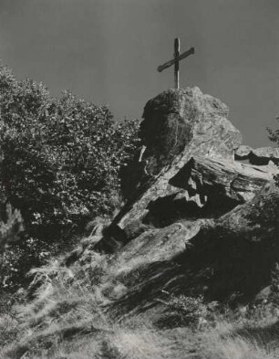 Bulgarien. Balkanländer, Rilagebirge. Fels mit Kreuz oberhalb des Rila-Klosters