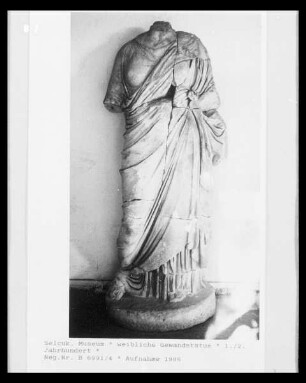 Weibliche Gewandstatue
