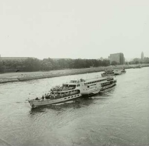 Seitenrad-Motorschiffe "Friedrich Engels" und "Karl Marx" unterhalb der Brücke der Einheit auf Fahrt stromauf