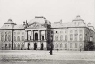 Dresden. Japanisches Palais : Dresden. Japanisches Palais. Ansicht vom Palaisplatz, Albuminpapier, um 1880