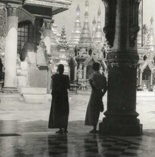 Myanmar (Burma), Rangoon (Rangun). Vor der Shwe-Dagon-Pagode (14. Jahrhundert)