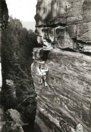 Böhmische Schweiz (České Švýcarsko), Eiland (Ostrov). Riesenturm (Obr). Seilschaft Carl Rau in der Wand unter dem Band des Südostweges (V)