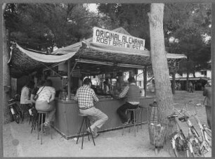 Leute an einem Kiosk an der Côte d'Azur