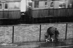 Straßenszene am S-Bahnhof Nöldnerplatz (Blick aus der Wohnung des Fotografen bei einem Regenschauer)