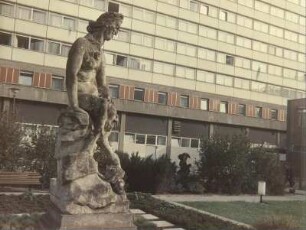 Dresden. Plastiken in den Touristengärten