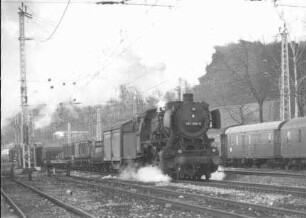 Güterzug gezogen von Lokomotive 053 089
