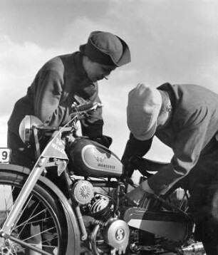 "Am Motorrad"