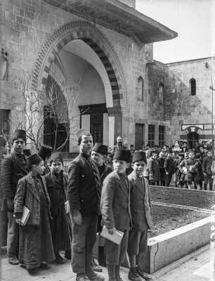 Deutsche Schule : Personen in der deutschen Schule in Aleppo.