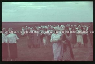 Ukrainische Bäuerinnen in Sonntagskleidern (Kirchgang?)