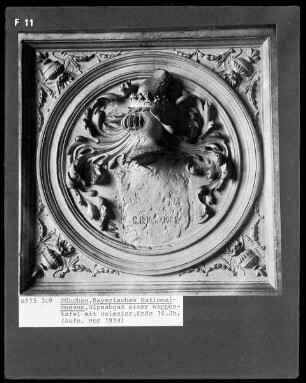 Gipsabguss einer Wappentafel mit Helmzier vom Ende des 16. Jahrhunderts