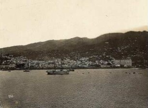 Funchal, Madeira. Blick von einem Kreuzfahrtschiff der Hapag, vermutlich Cleveland, auf Küstenstreifen mit Hafen und Stadt