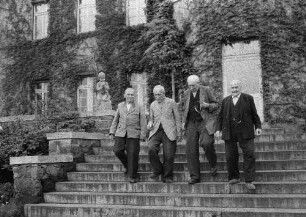 Greiz (?). Vier alte Männer gehen eine Treppe hinunter