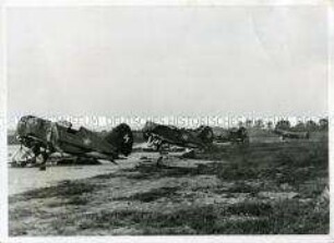 Zerstörte sowjetische Flugzeuge auf dem Feldflughafen Kowno