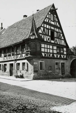 Wohnhaus mit Feuerleinserker : Rothenburg ob der Tauber, Klingengasse 9/Ecke Klosterhof. Wohnhaus mit Feuerleinserker (um 1500, Fachwerk datiert 1616). Eckansicht