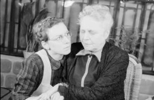 Theater am Schiffbauerdamm Berlin: "Der Fall Paul Eszterag" : Szene mit Susanne Wisten (links) und Margarete Kupfer (rechts)