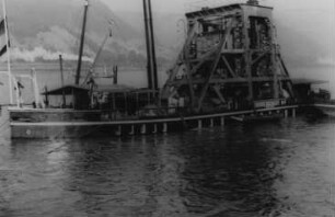 Minen beschädigen schwimmende Fahrzeuge im 2. Weltkrieg am Rhein