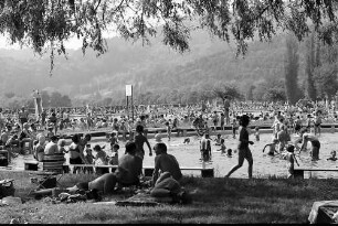 "5000" Leute im Freiburger Strandbad: im Vordergrund Planschbecken