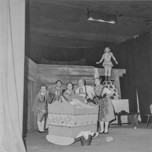 Szenenfoto aus dem Ballett "Die Abenteuer des Pumpot". Darbietung des Staatlichen Ensembles für sorbische Volkskultur