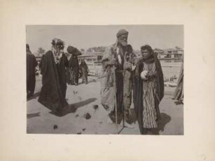 Portrait in Bagdad : Portrait eines älteren Mannesund eines Jungen auf einer Straße im Bagdad. Daneben weitere Passaten, im Hintergrund der Tigris.