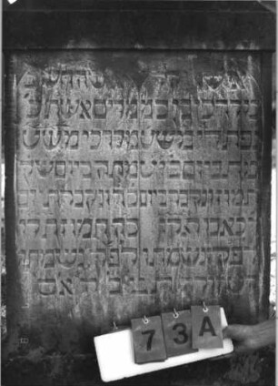 Grabstein 73 (Index: 100113740) Material: Sandstein Zustand: gut Maße HxBxT: 140x76x11 cm Beschreibung: Stele mit Dreieckgiebel Symbolik: ? Besonderheit: Doppelgrab für Eheleute: Grabstein 73A