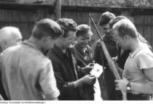 Mitglieder einer Baubrigade bei der vormilitärischen Ausbildung : Deutsche Demokratische Republik. Mitglieder einer Baubrigade bei der vormilitärischen Ausbildung