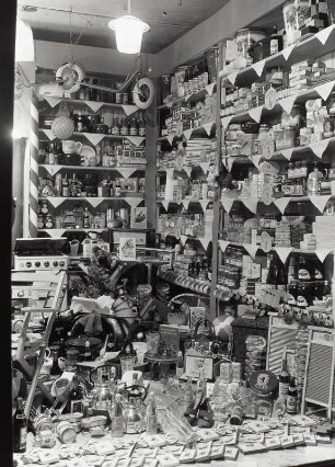 Roßwein, Schaufenster mit Tombola-Gewinnen zum Schulfest