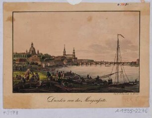 Stadtansicht von Dresden, Blick vom Ausschiffungsplatz am linken Elbufer nach Südwesten auf die Altstadt und die Augustusbrücke, im Vordergrund Arbeiter und Spaziergänger an der Elbe