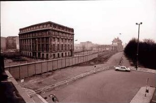 Berlin: Reichstag; hinter der Mauer: mit Blick zum Brandenburger Tor