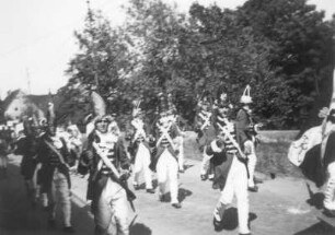 Abb. 24: Döbeln. Historischer Festumzug, Fußgruppe Uniformierter : Fotoalbum zum 3. Heimatfest der Stadt Döbeln vom 8. bis 10. Juni 1935. Mit Stadtmotiven und historischem Festumzug
