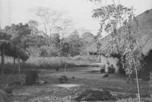 Gehöft im Mbenkurutal bei Matarawe : Dorflandschaft mit Hütten und Bewohnern.