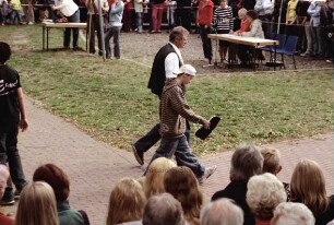Kindervogelschießen: Schütze mit Flügel in der Hand