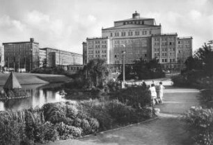 Messestadt Leipzig: Opernhaus mit Schwanenteich