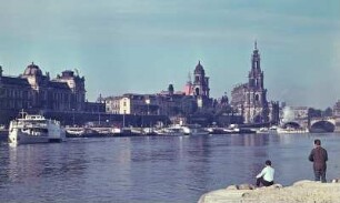 Dresden. Brühlsche Terrasse und Hofkirche : Dresden-Altstadt. Brühlsche Terrasse mit Kunstakademie, Sekundogenitur, Turm des Ständehauses und Hofkirche. Ansicht vom Königsufer Dresden-Neustadt mit Schiffsanlegestelle am Terrassenufer