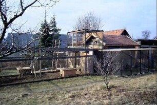 Garten mit Vogelvoliere und Ställen