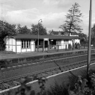 Bahnhofsgebäude: Bahnsteig: Gleise: hinten Bahnangestellte