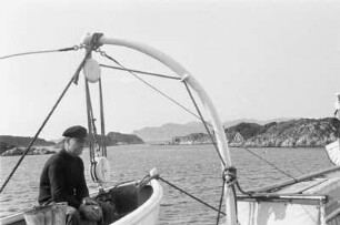 Portrait : Ein Mann sitzt im Beiboot.