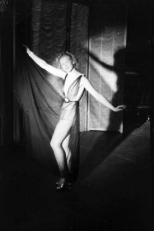 Berlin: Kabarett der Komiker; Dorothy von Bruck; tanzt
