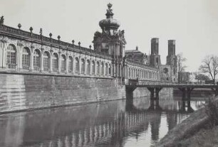 Dresden-Altstadt. Zwinger. Zwingergraben und Kronentor mit Brücke nach der Sophienkirche zu